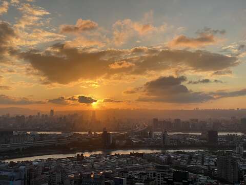 北眼平台，欣賞夕陽西下(圖片來源：臺北市政府工務局大地工程處)