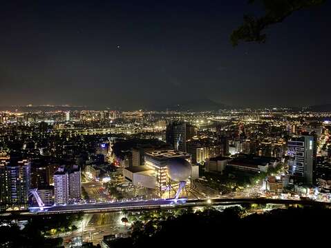 北眼平台，享受臺北百萬夜景(圖片來源：臺北市政府工務局大地工程處)