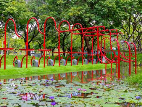 大安森林公園內造型亮眼的活水飛輪(圖片來源：臺北市政府工務局公園路燈工程管理處)