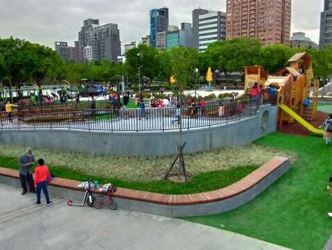 大安森林公園遊戲場讓小孩春節期間來放電(圖片來源：臺北市政府工務局公園路燈工程管理處)