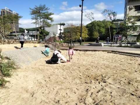 沙坑(圖片來源：臺北市政府工務局公園路燈工程管理處)
