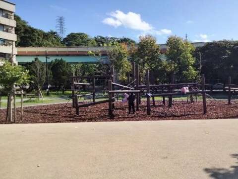 原木攀爬區(圖片來源：臺北市政府工務局公園路燈工程管理處)