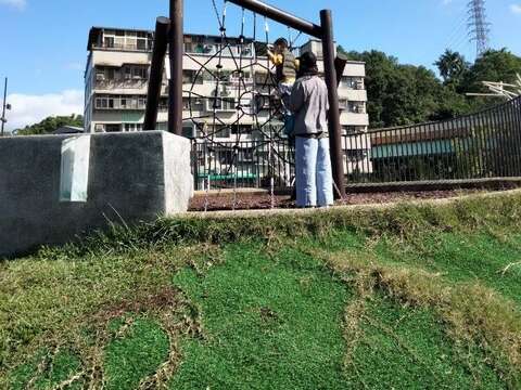 蜘蛛攀爬網(圖片來源：臺北市政府工務局公園路燈工程管理處)