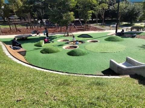 彈跳網(圖片來源：臺北市政府工務局公園路燈工程管理處)