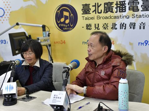 臺北市觀傳局長陳淑慧(左)接受臺北電臺主持人鄭師誠(右)專訪(圖片來源：臺北市政府觀光傳播局)