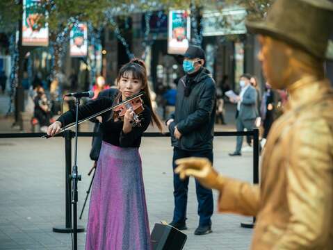 街頭藝人-小提琴家林莉容(圖片來源：臺北市政府文化局)