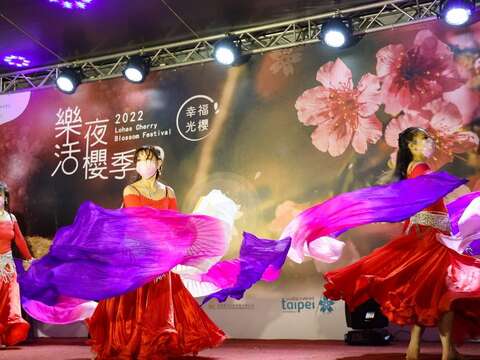 2022 樂活夜櫻季凱西舞團表演(圖片來源：臺北市政府工務局公園路燈工程管理處)