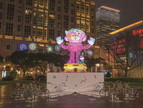 民眾可踩動腳踏車踏板與「光能使者」互動,增添不同的燈光變化。(圖/台北市政府)