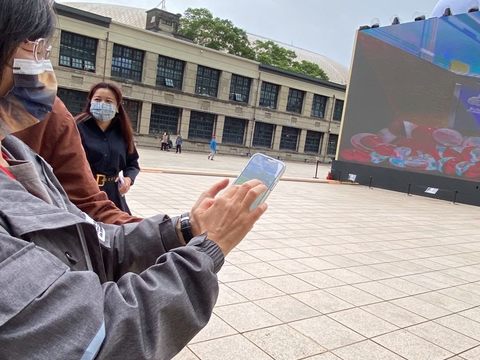 觀傳局局長陳淑慧抓寶可夢(圖片來源：臺北市政府觀光傳播局)
