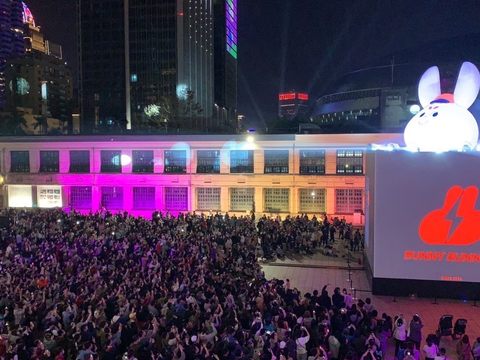 超人氣副燈「台北兔給樂」每場次展演吸引超過千名親子群眾。(圖片由必應創造提供)