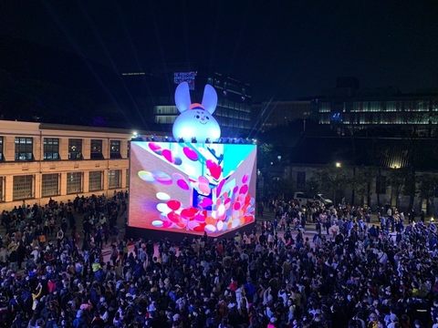 「源展區」超人氣副燈「台北兔給樂」每場次展演吸引超過千名親子群眾。(圖片由必應創造提供)