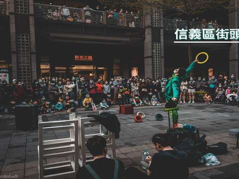 街頭藝人小綠人張伯維以街舞結合默劇與雜耍互動(圖片來源：臺北市政府文化局)