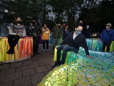 Mayor Visits Lantern Festival Partner Stores, Explores Unique Lantern Displays
