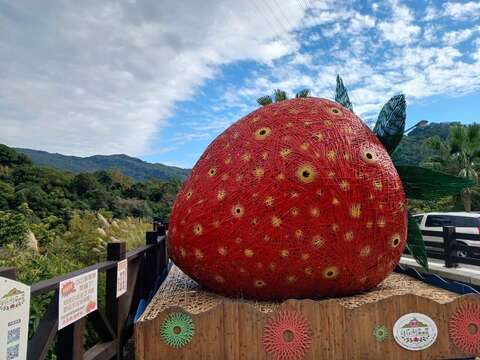 吊橋旁草莓裝飾藝術(圖片來源：臺北市政府工務局大地工程處)