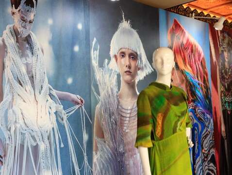 「林卉祺高級訂製服」設計展(圖片來源：臺北市政府工務局公園路燈工程管理處)