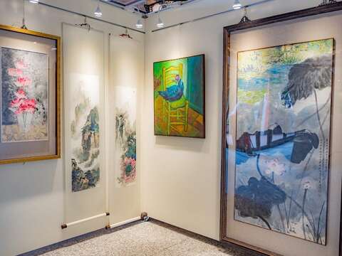 辛亥光復樓在2樓舉辦「東西方論戰」畫展(圖片來源：臺北市政府工務局公園路燈工程管理處)