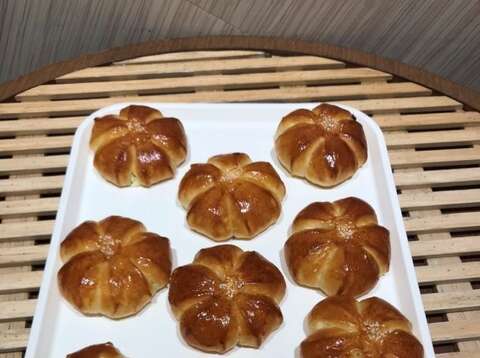 貝克德手感烘焙－櫻花麵包(蔓越莓乳酪) (圖片來源：臺北市政府工務局公園路燈工程管理處)