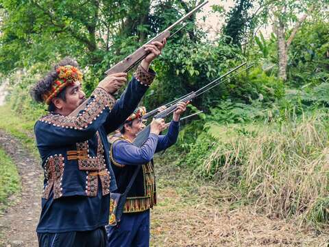 第四站魯凱族，勇士們更以獵槍對空鳴槍，以示東魯凱族達魯瑪克對活動的祝福(圖片來源：臺北市政府體育局)