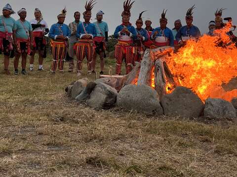 第三站阿美族，祭祀場聖火堆透過吟唱、祈福、傳統樂舞方式完成取火(圖片來源：臺北市政府體育局)