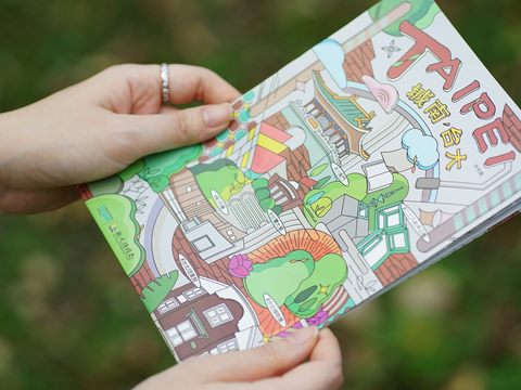 《城南、台大》中、英文版摺頁可於全臺各地旅遊服務中心免費索取。(圖片來源：臺北市政府觀光傳播局)