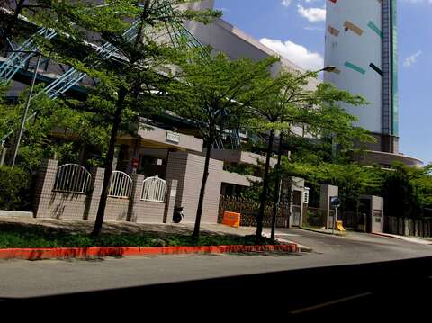 北投焚化廠煙囪120公尺高處設有旋轉景觀餐廳(圖片來源：臺北市政府環境保護局)