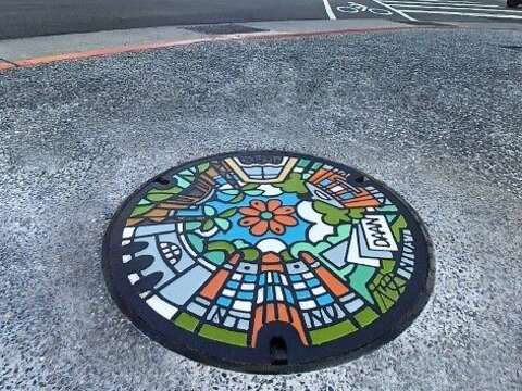 Painted manhole cover in Daan District – Overlooking the Academia Created by Nuomi