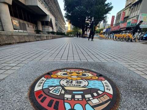 Painted manhole cover in Beitou District – “Hundred Years Bathing Place Lion of Beitou Created by Chang Han-Ning, Director of UID Create