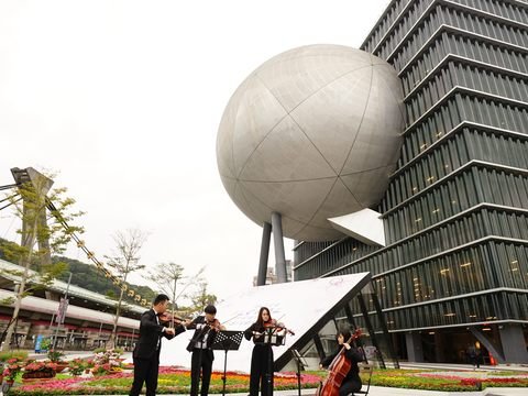 台北愛樂交響樂團演奏《花之圓舞曲》,呼應現場百花齊放之春日氛圍。(圖片來源:臺北市政府觀光傳播局)