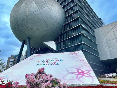 2023台北花節於台北表演藝術中心以各式花卉打造城市花毯。(圖片來源:臺北市政府觀光傳播局)