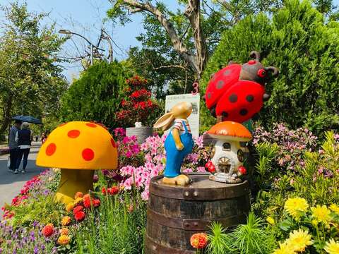 小兔瓢蟲打造療癒小景(圖片來源：臺北市政府工務局公園路燈工程管理處)