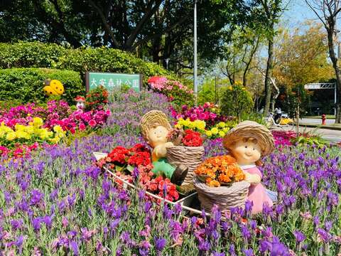 採花小農滿載穿梭花叢中(圖片來源：臺北市政府工務局公園路燈工程管理處)