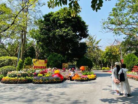 遊客忙拍照留倩影(圖片來源：臺北市政府工務局公園路燈工程管理處)