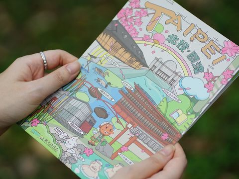 《北投、關渡》中、英文版摺頁可於全臺各地旅遊服務中心免費索取。(圖片來源：臺北市政府觀光傳播局)