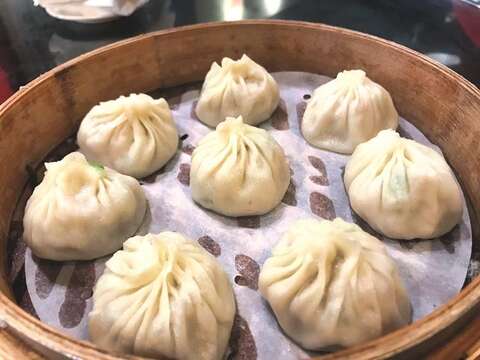 The juicy xiaolongbao with thin skin and tender pork fillings is not only a representative dish of Taiwan, but is also widely enjoyed by foreign travelers. (Photo/April Chen)