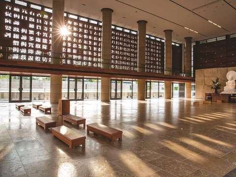 The interior looks beautiful and solemn, with the lines of the Heart Sutra shining on the floor via the sunlight. (Photo/Dharma Drum Mountain Cultural and Educational Foundation)
