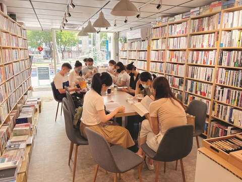 In Taipei, many book lovers meet in a bookstore and form a reading group so as to exchange ideas with one another. (Photo/Jenny Lee)