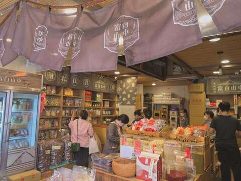 Full Mountain frees itself from the image of old traditional grocery stores, attracting the young generation to visit and get some shopping done.