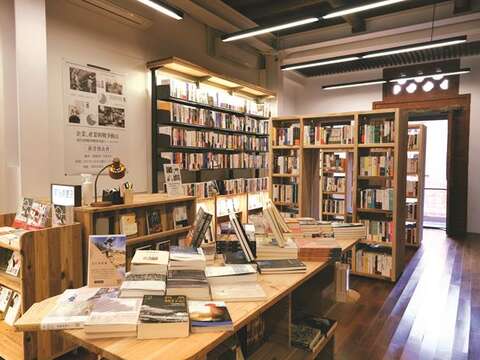 The decoration of the bookshop reveals the effort put in creating a beautifully nostalgic reading atmosphere.
