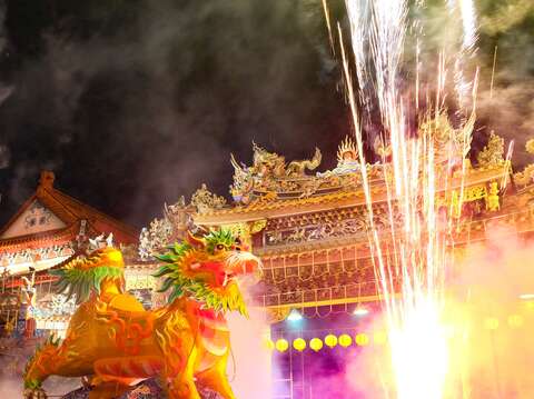 One of the highlights of the Baosheng Cultural Festival is the Lion Fireworks Show, in which many fireworks are set off, creating a spectacular scene. (Photo/Dalongdong Baoan Temple)