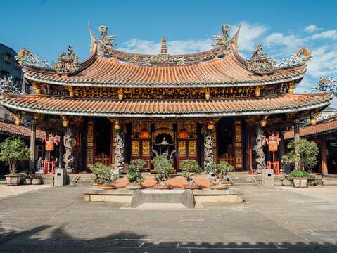 Baoan Temple, where people worship Baosheng Dadi, has stood in Dalongdong for over two centuries.