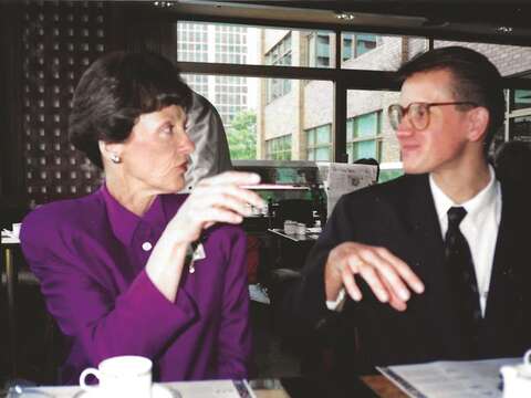 Berge talked with Joan Mondale, wife of former U.S. Vice President Walter F. Mondale, in the Howard Plaza Hotel (福華大飯店) while her visit to facilitate cultural exchanges in Taipei. (Photo/Tim Berge)