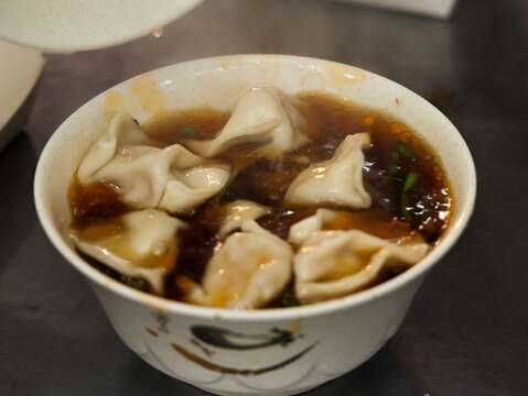 There are various ways of eating dumplings. The popular and classic ones are putting boiled dumplings into beef soup or hot and sour soup.