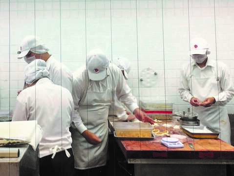 DIN TAI FUNG is renowned to the world for its consistently good quality of dumplings. Chefs handmaking dishes is a classic scene inside their restaurants. (Photo/Taiwan Scene)