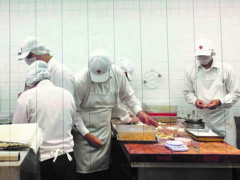 鼎泰豊が提供する蒸し餃子の品質が安定し、お店で働いている料理人の姿はよく知られているシーンです。(写真/ Taiwan Scene)
