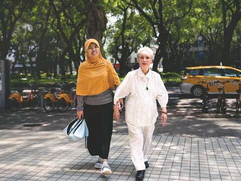 台北の急速な産業発展によって、多くの出稼ぎ労働者たちは介護職に従事しています。