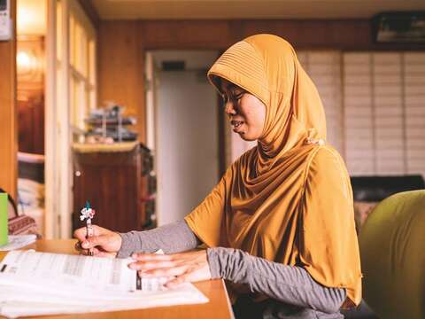One-Forty は出稼ぎ労働者に教育の機会を提供するだけでなく、現地の文化を深く理解するための支援も行っています。