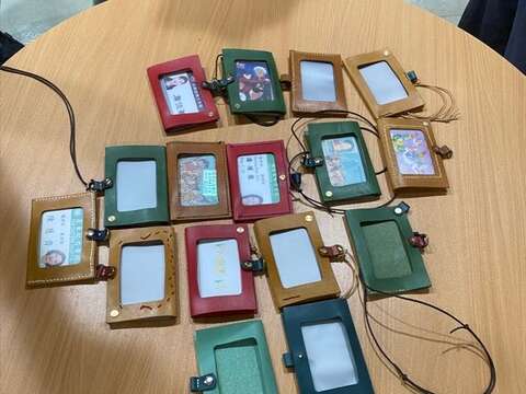 「快樂玩皮手工件製作」團隊準備了高質感的手作證件套體驗課程(圖片來源：臺北市政府工務局公園路燈工程管理處)