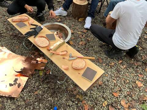 手打人生銅藝課程(圖片來源：臺北市政府工務局公園路燈工程管理處)