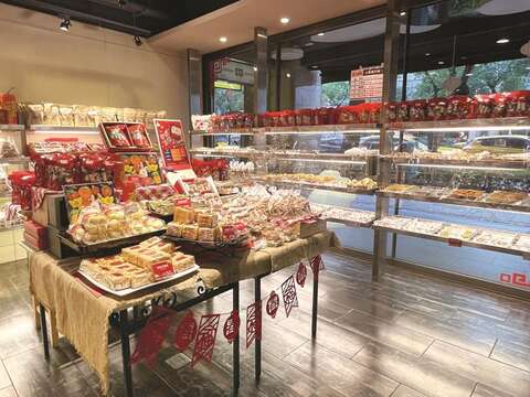 福利麺包では、種類豊富なパンやクッキー、ケーキの他に軽食も販売しています。(写真/ 福利麺包)