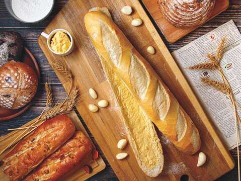 非常に人気のあるガーリックフランスパンは、焼き上がるとすぐに売り切れてしまいます。(写真/ 福利麺包）